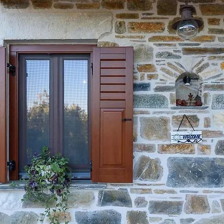 Willa The Stone House Líri